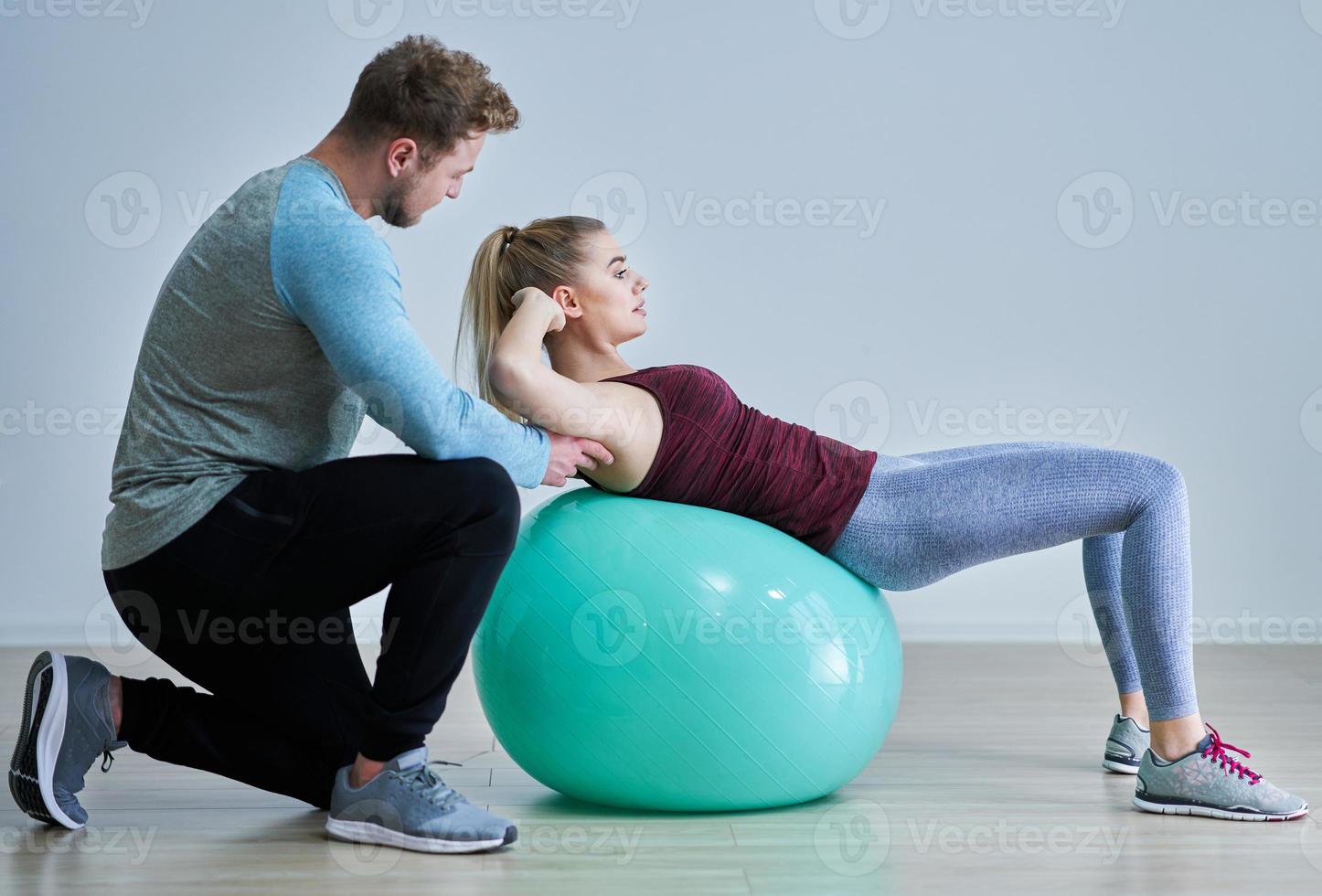 Frau mit ihrem persönlichen Fitnesstrainer foto