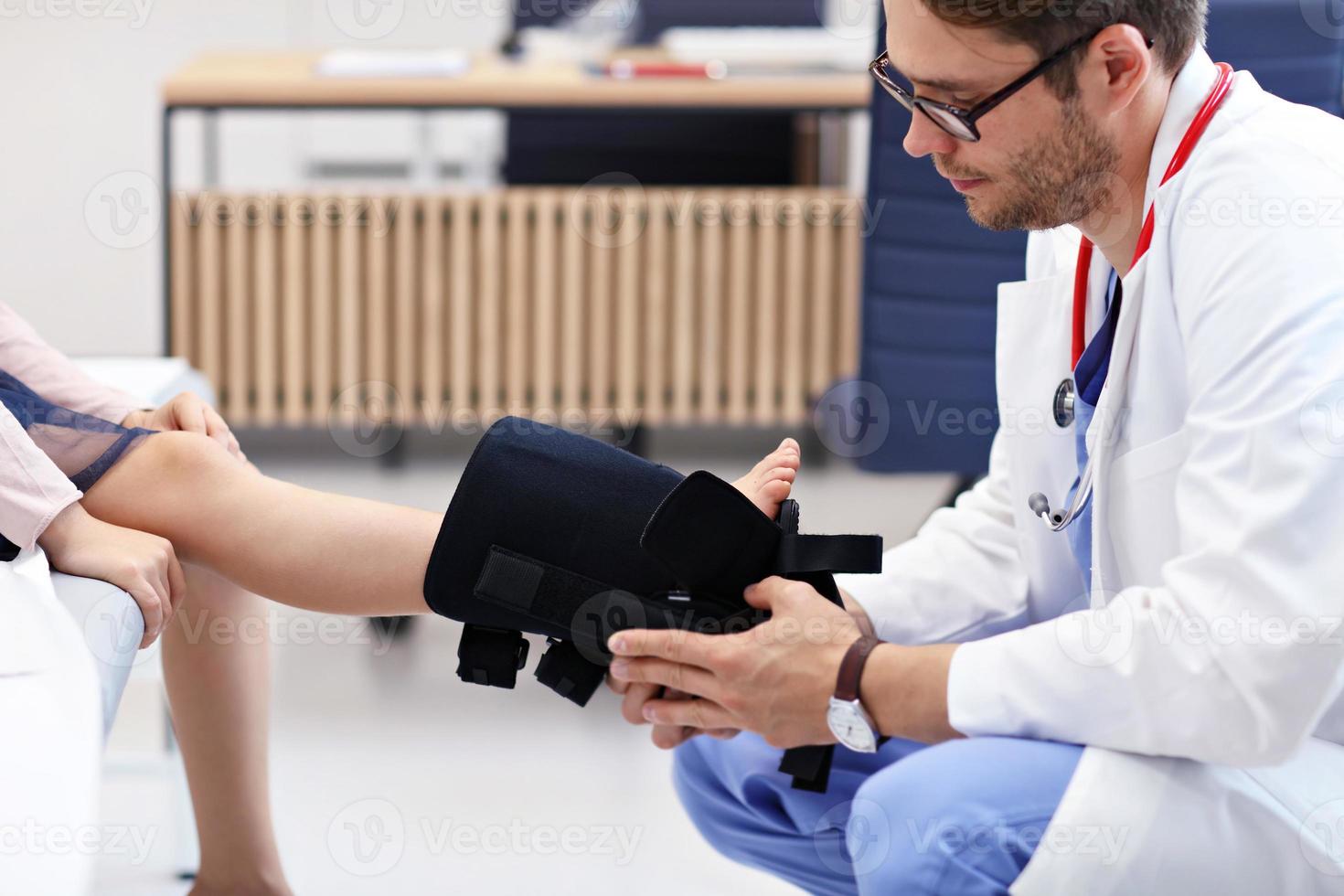 kleines Mädchen in der Klinik, das sich beim Orthopäden untersuchen lässt foto