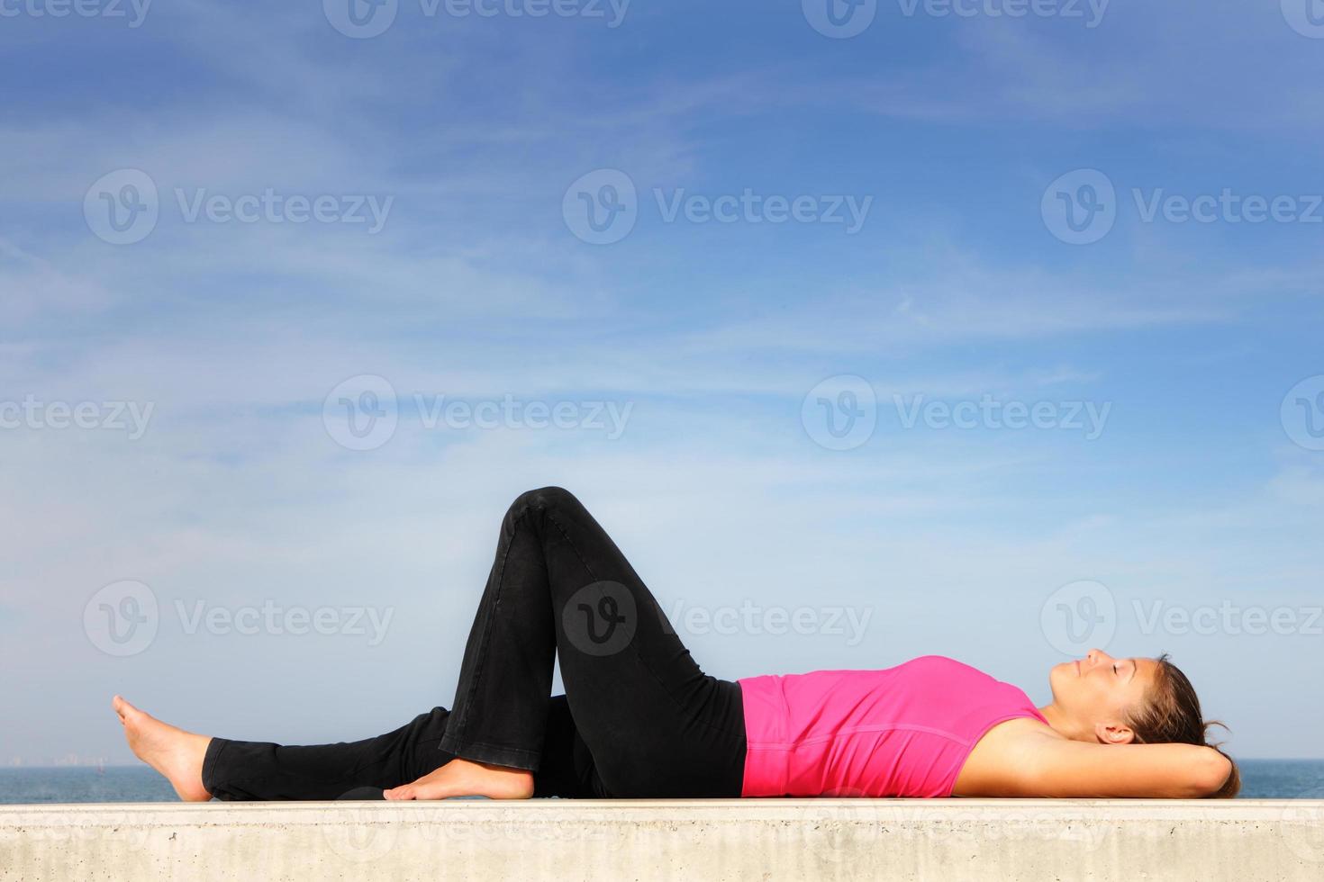 junge Frau, die sich am Meer ausruht foto