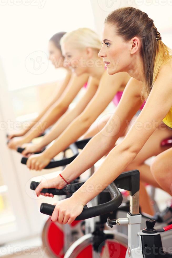 sportliche Frauen beim Spinning-Kurs foto