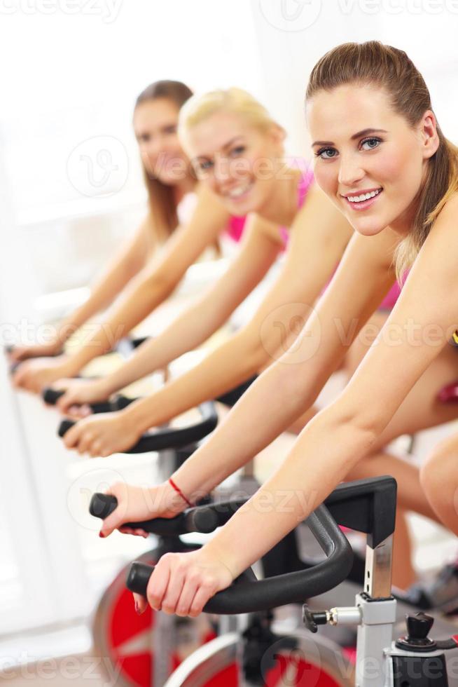 sportliche Frauen beim Spinning-Kurs foto