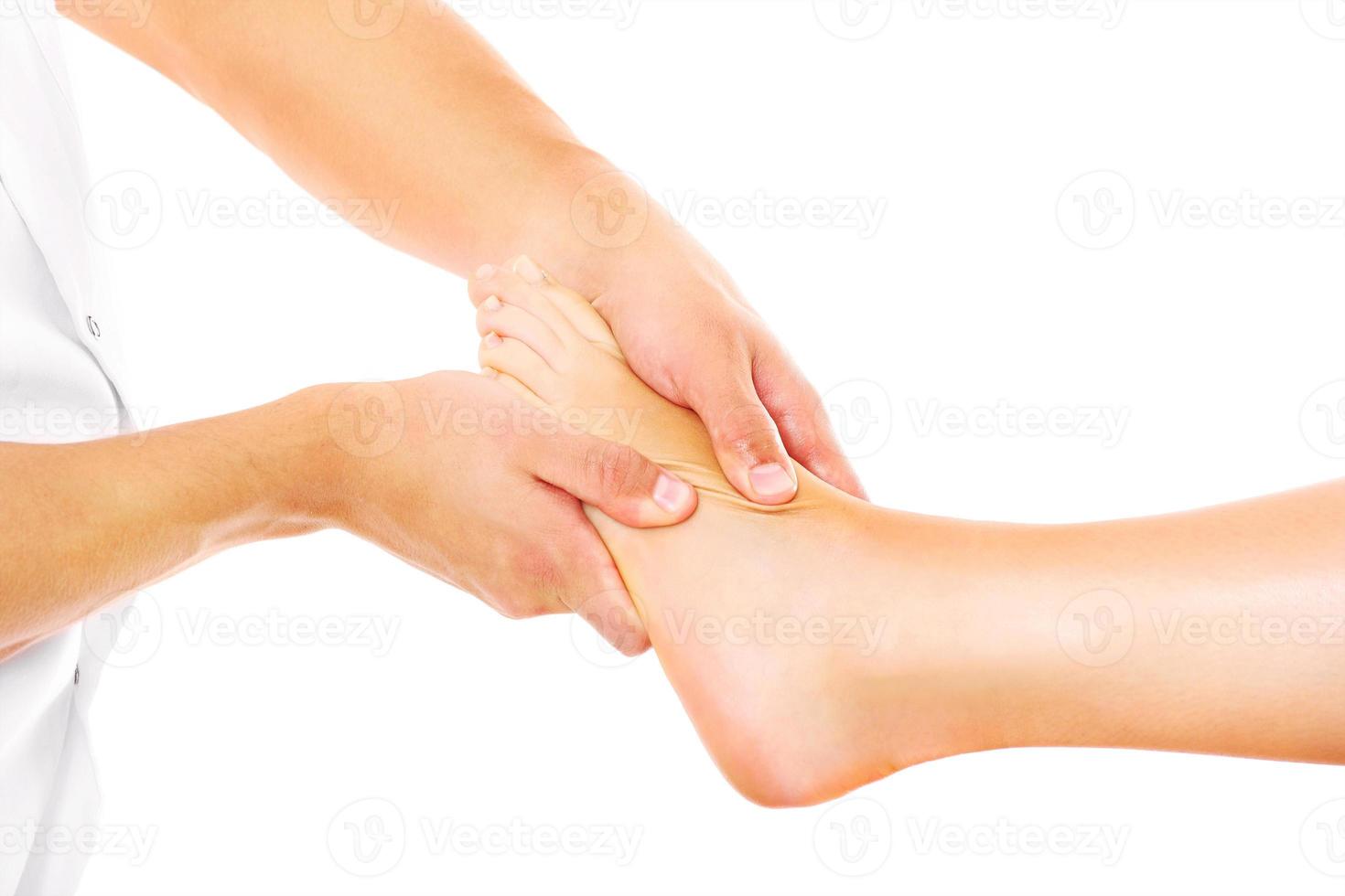 Fußmassage auf weißem Hintergrund foto