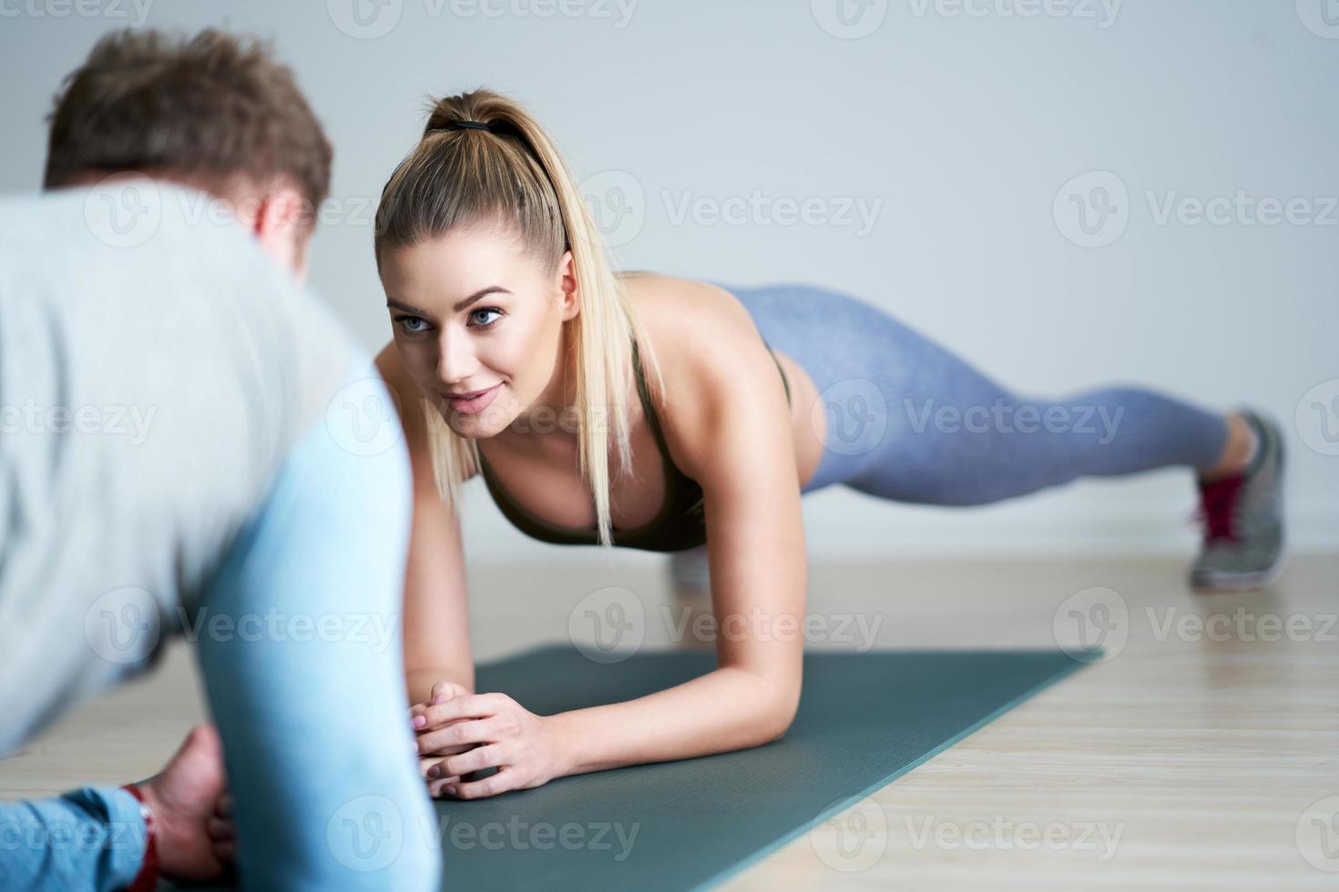 Frau mit ihrem persönlichen Fitnesstrainer foto