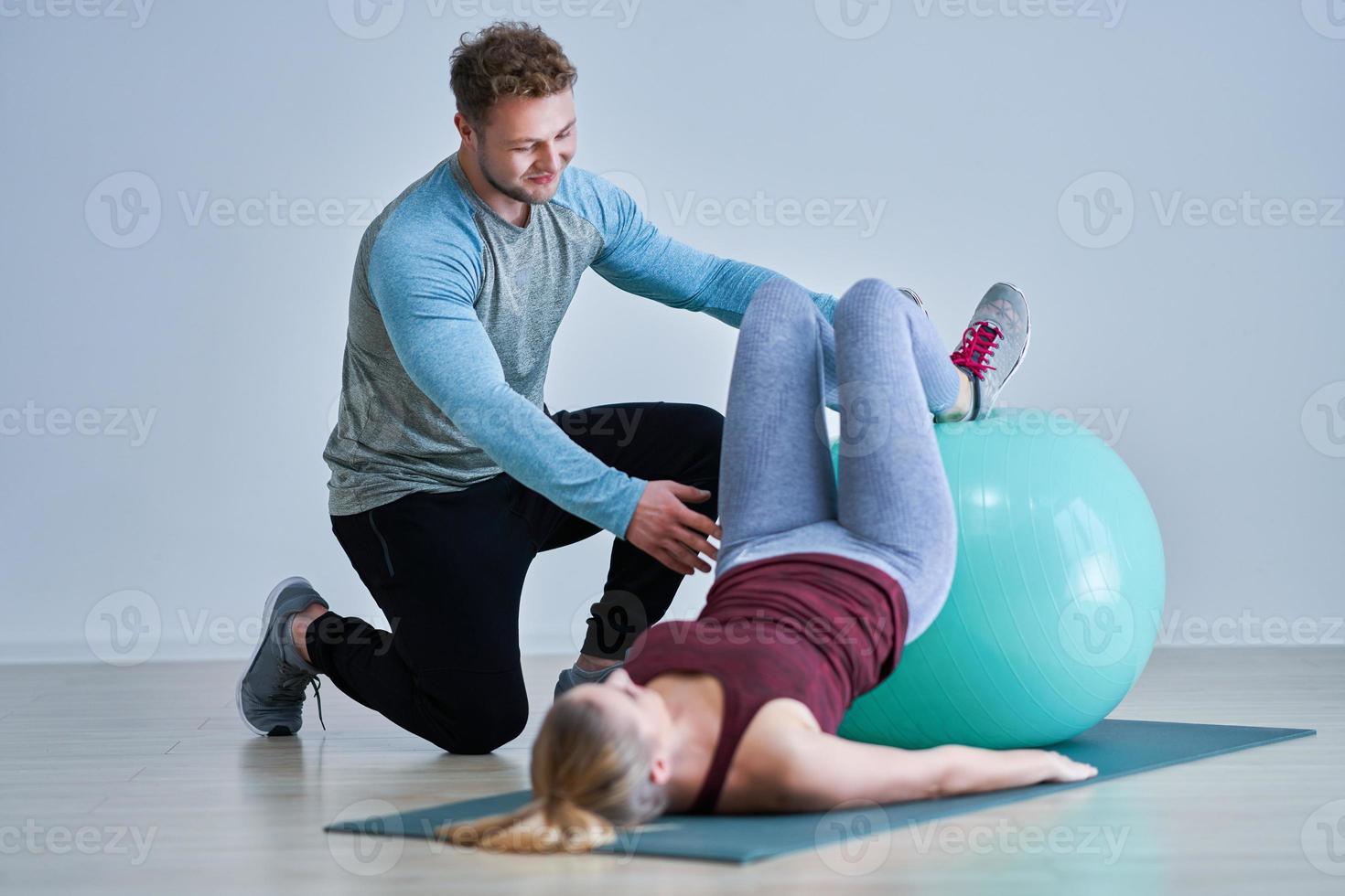 Frau mit ihrem persönlichen Fitnesstrainer foto