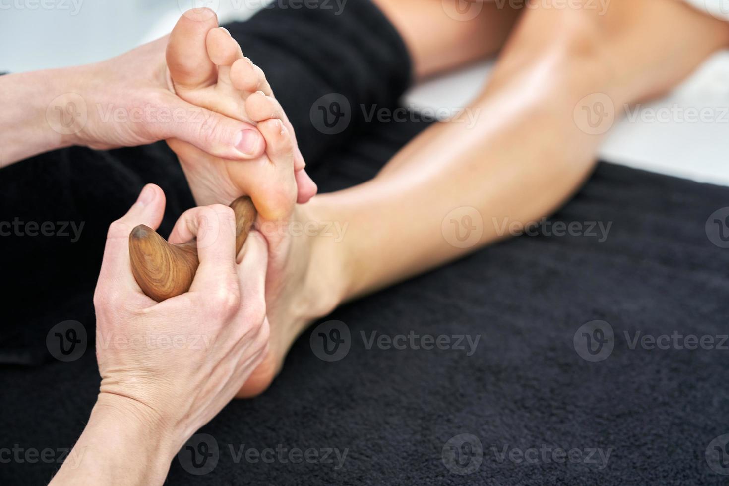 Bild einer Frau, die eine thailändische Fußmassage im professionellen Salon genießt foto