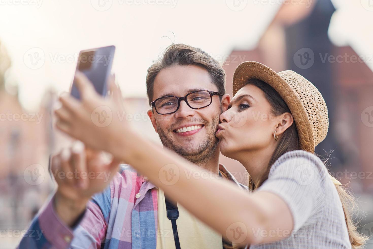 erwachsene glückliche touristen, die im sommer danzig polen besichtigen foto