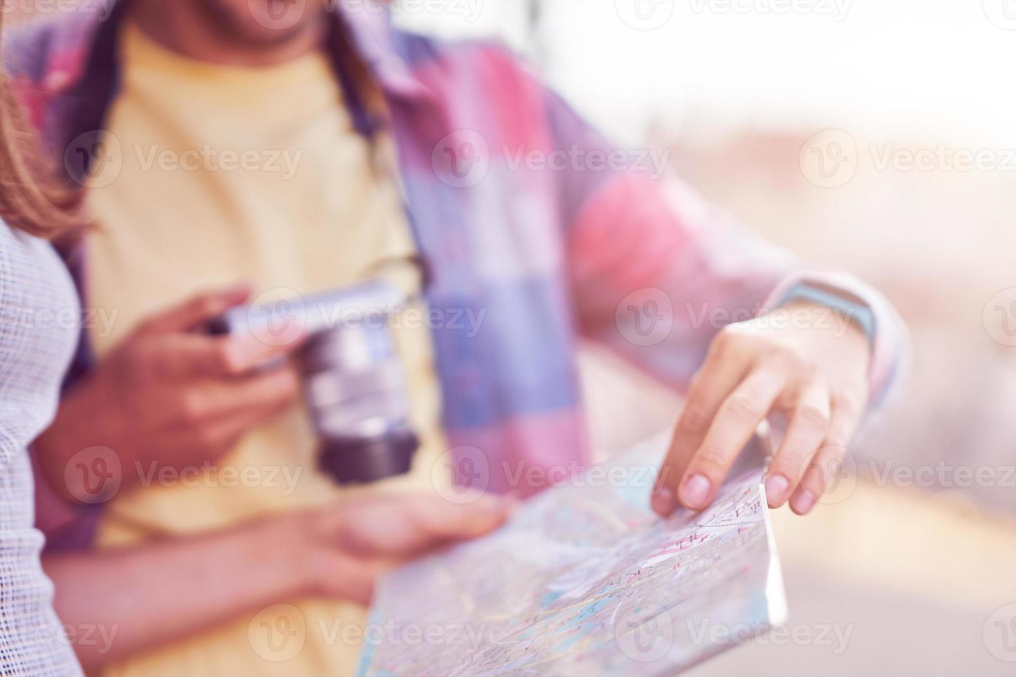 erwachsene glückliche touristen, die im sommer danzig polen besichtigen foto