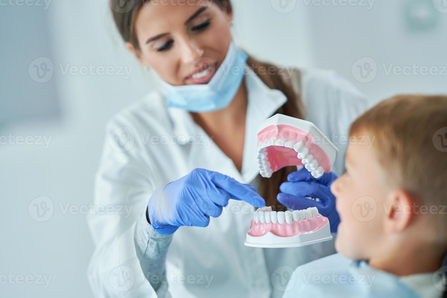 kleiner junge und zahnärztin in der zahnarztpraxis foto