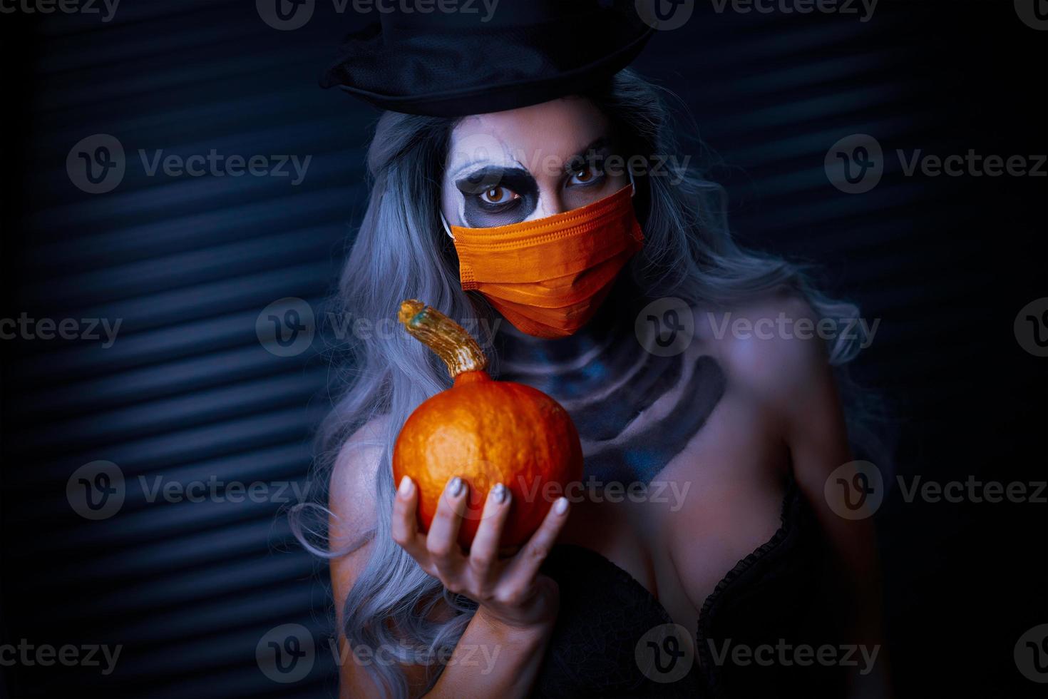 gruseliges porträt einer frau in halloween-gotischem make-up mit schutzmaske foto