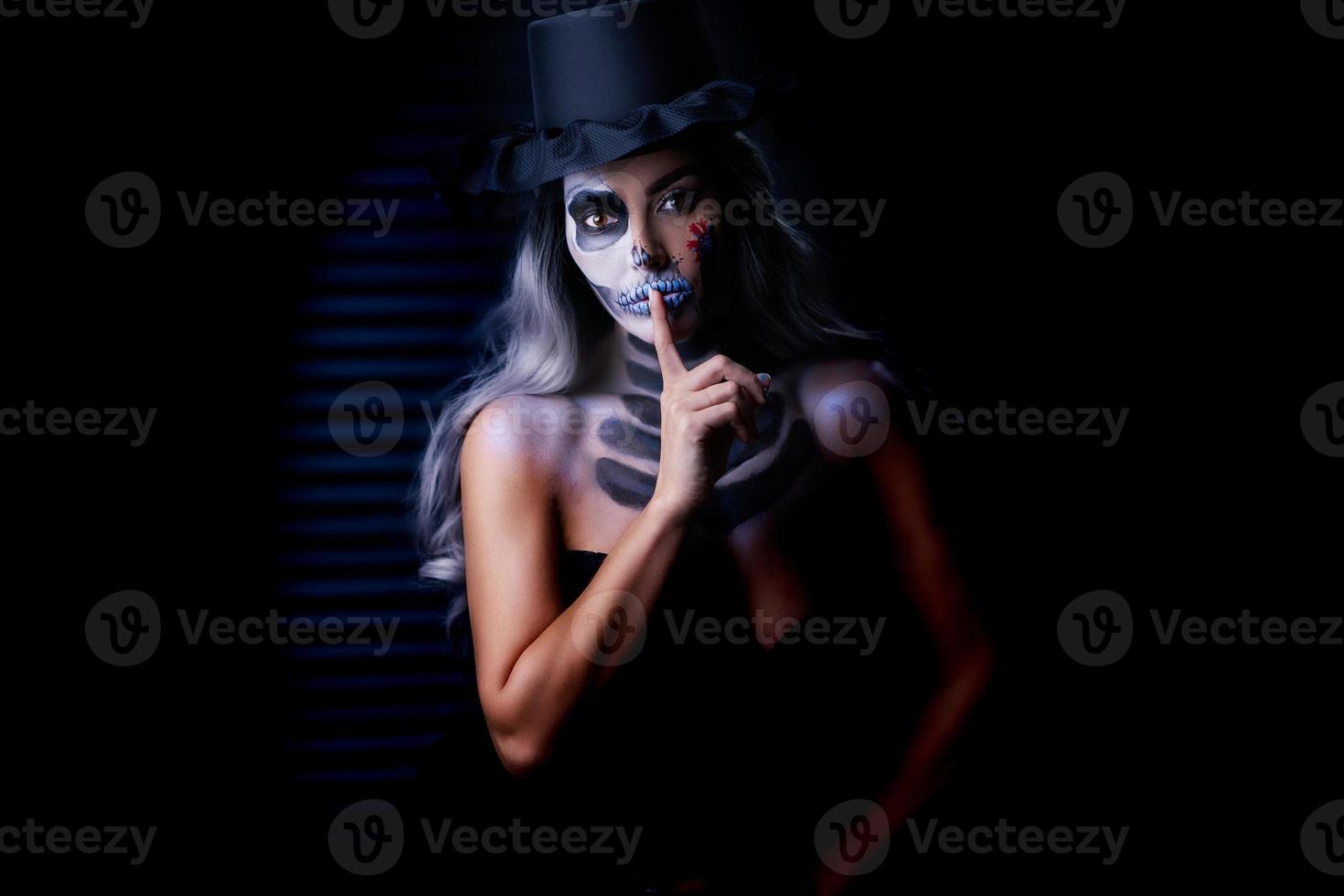 gespenstisches porträt der frau im halloween-gotischen make-up foto