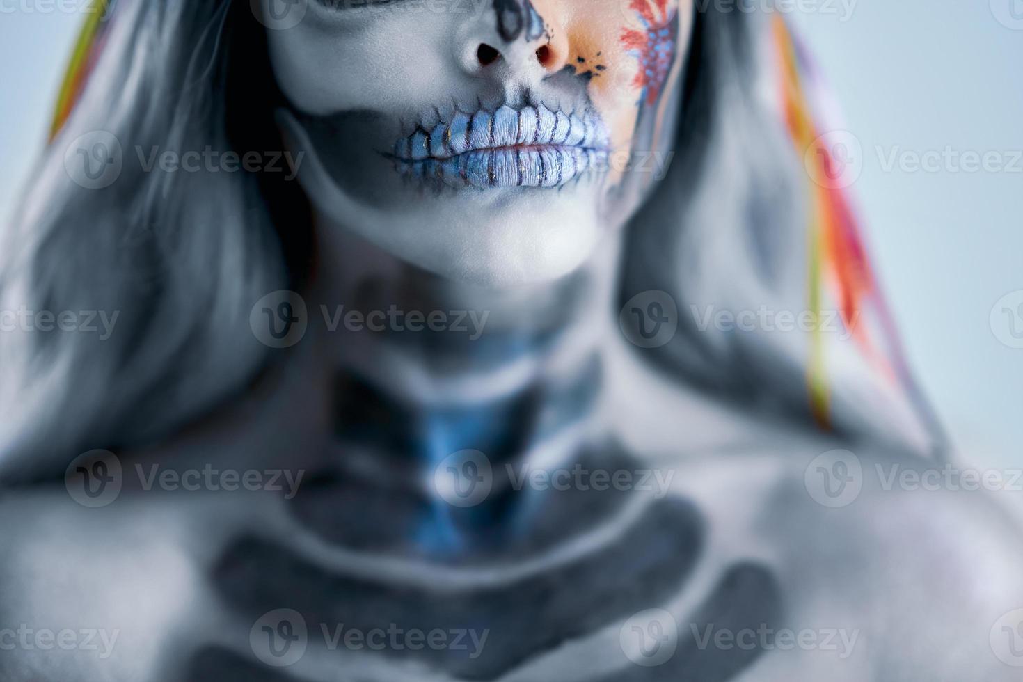 gespenstisches porträt der frau im halloween-gotischen make-up foto