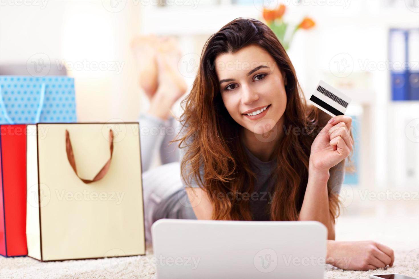 hübsche Frau, die online mit Kreditkarte einkauft foto