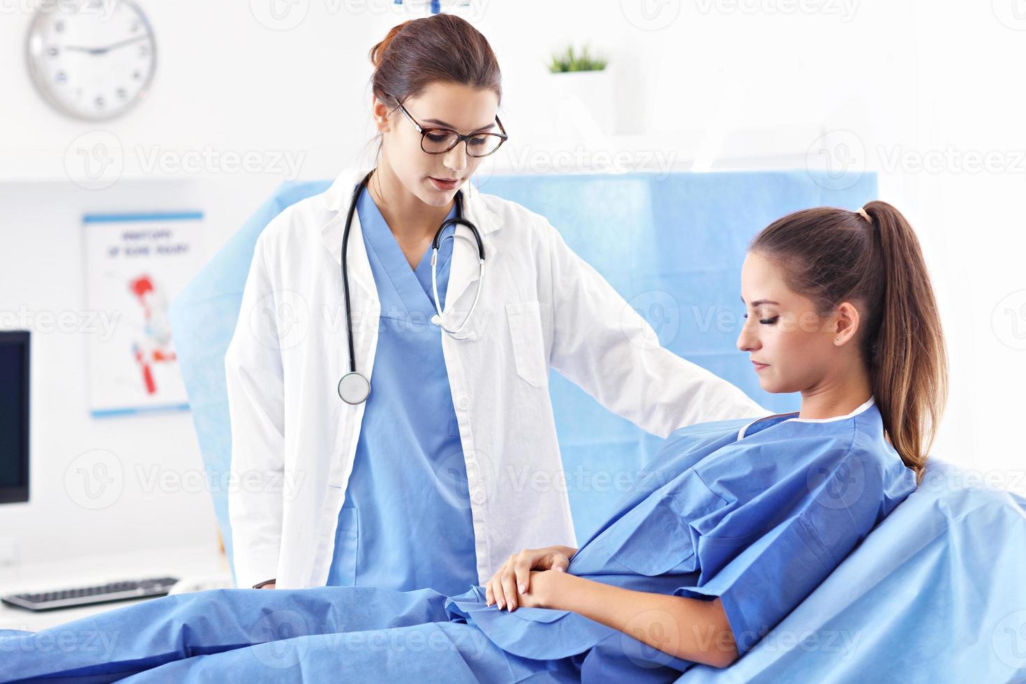 ärztin, die sich um den patienten im krankenhaus kümmert foto