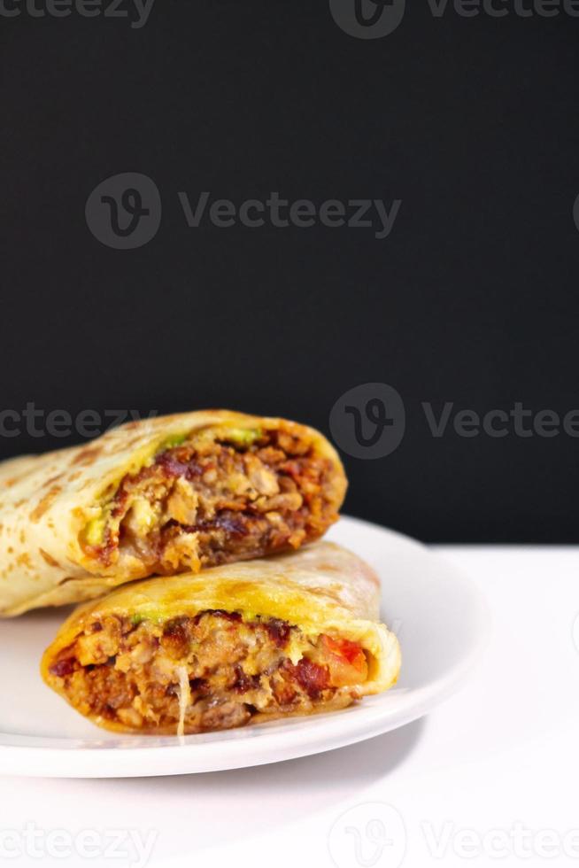 pastor mexikanischer burrito mit fleisch und scharfer sauce foto