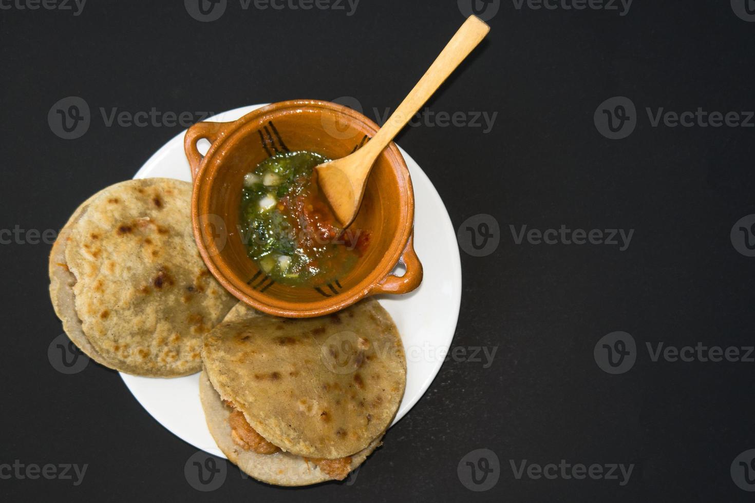 Mexikanische Gorditas de Migajas mit Schweineschwarten und Chili foto