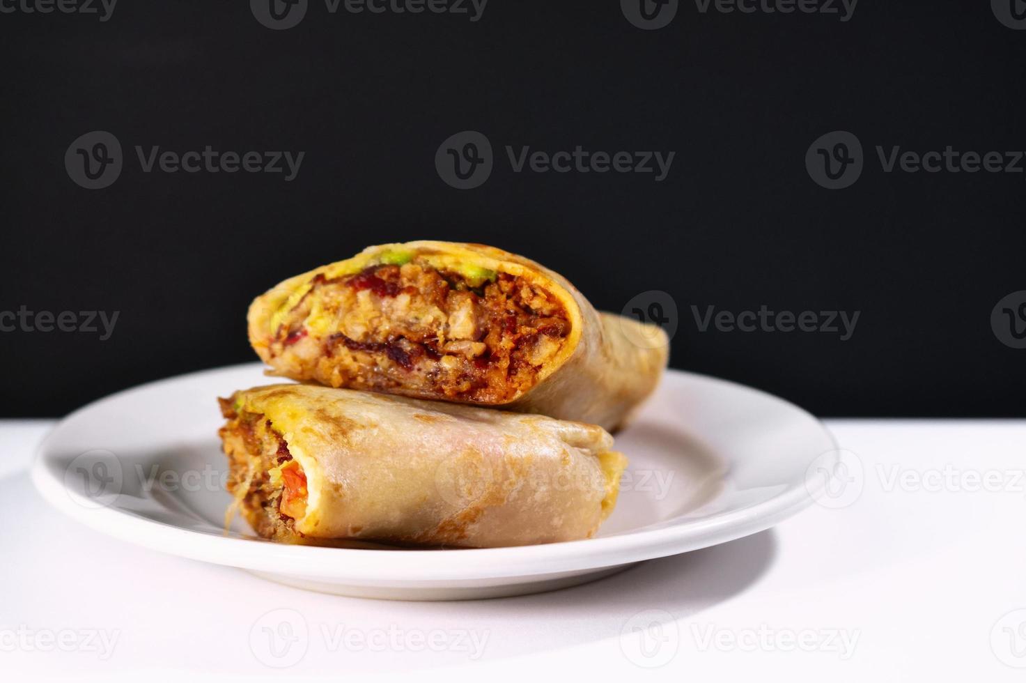 pastor mexikanischer burrito mit fleisch und scharfer sauce foto