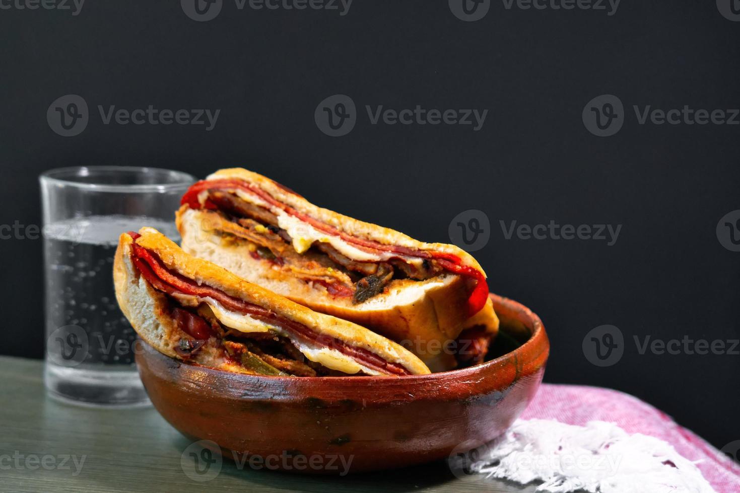 Mexikanische Torta Caprichosa Grande mit Mailänder Schweinefleisch, Beinschinken und Käse foto
