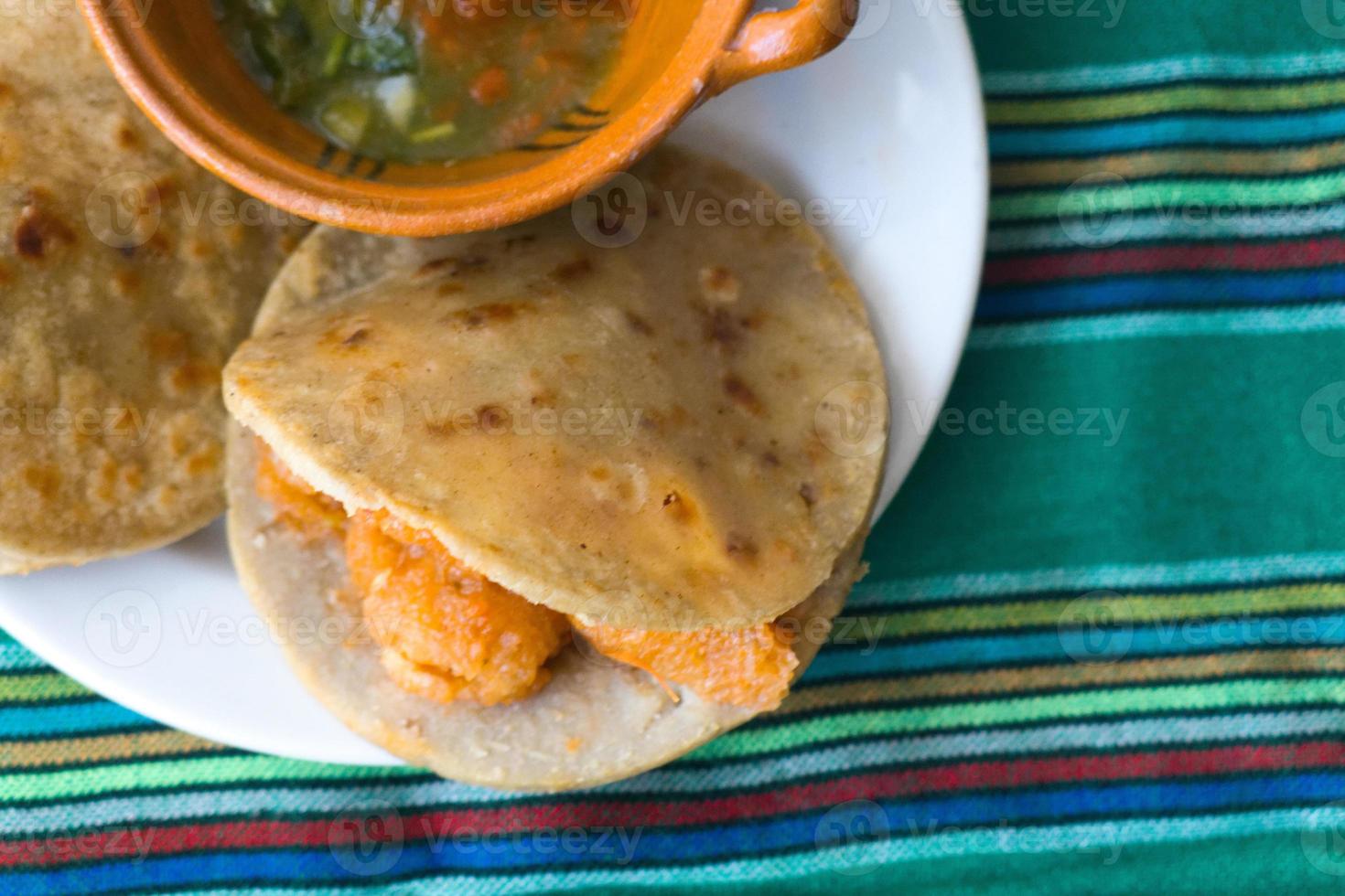 Mexikanische Gorditas de Migajas mit Schweineschwarten und Chili foto