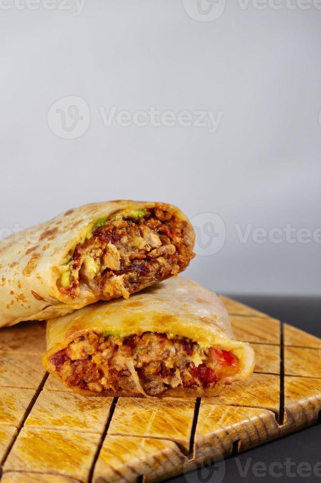 pastor mexikanischer burrito mit fleisch und scharfer sauce foto