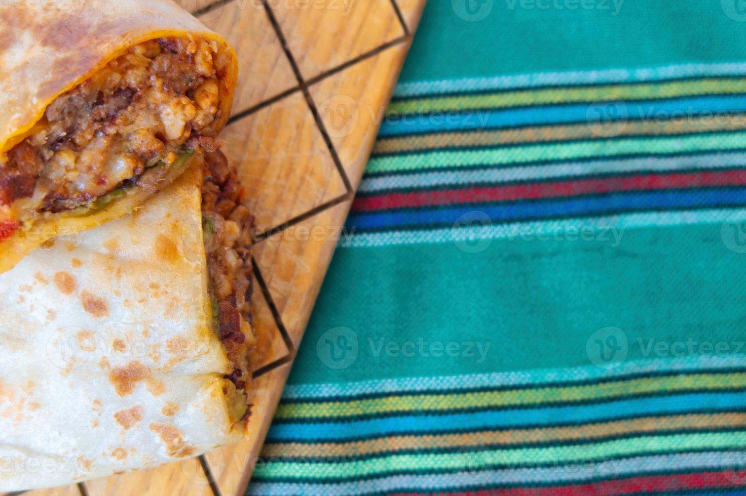 pastor mexikanischer burrito mit fleisch und scharfer sauce foto