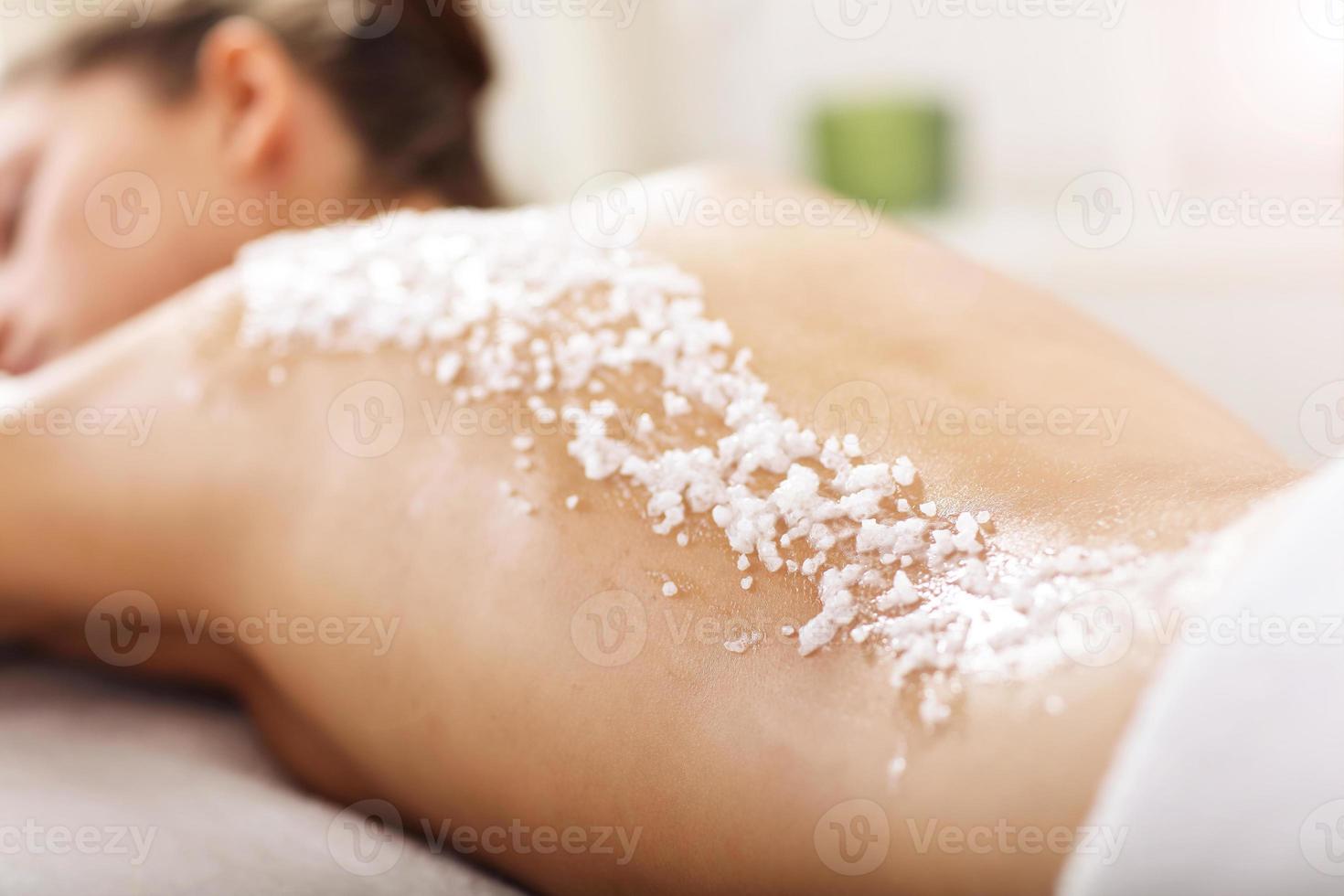 schöne Frau mit Peeling-Behandlung im Spa foto