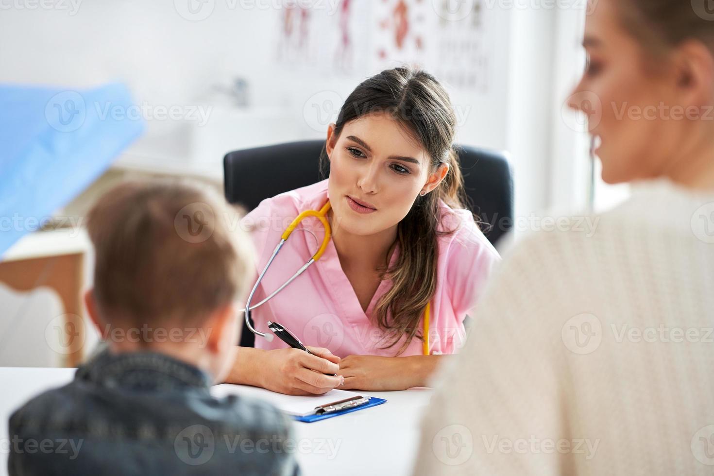 kleiner Junge mit ärztlicher Untersuchung durch Kinderarzt foto