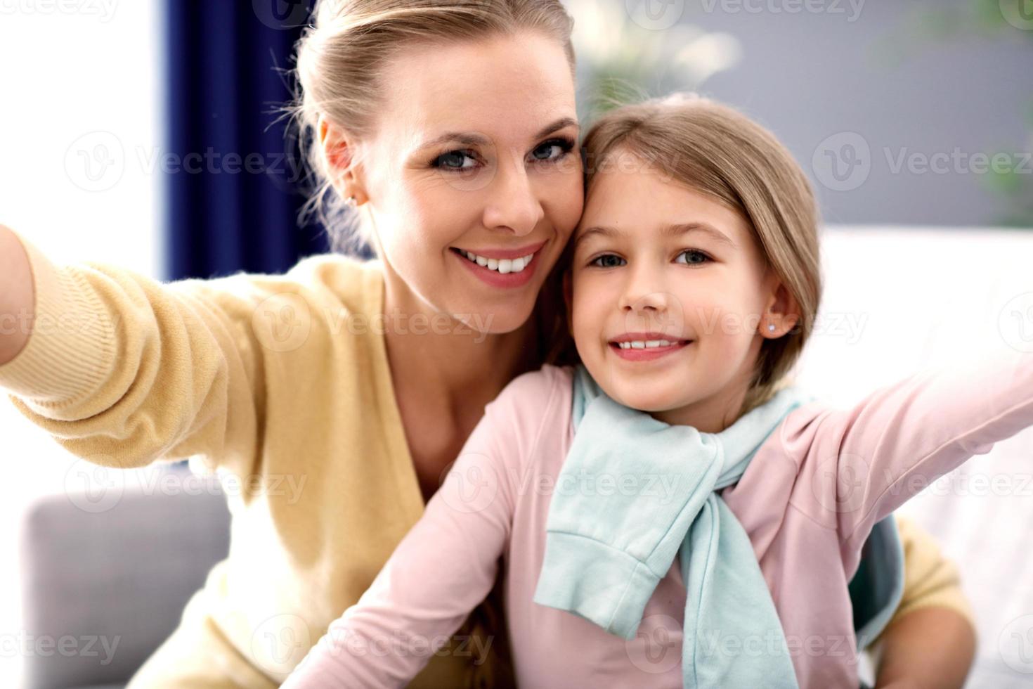 schöne mutter und ihre tochter haben spaß zu hause foto