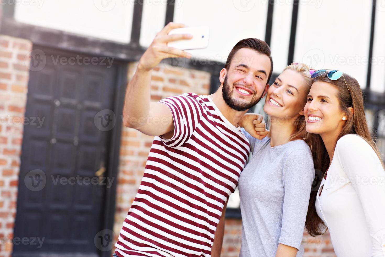 gruppe glücklicher freunde, die selfie machen foto