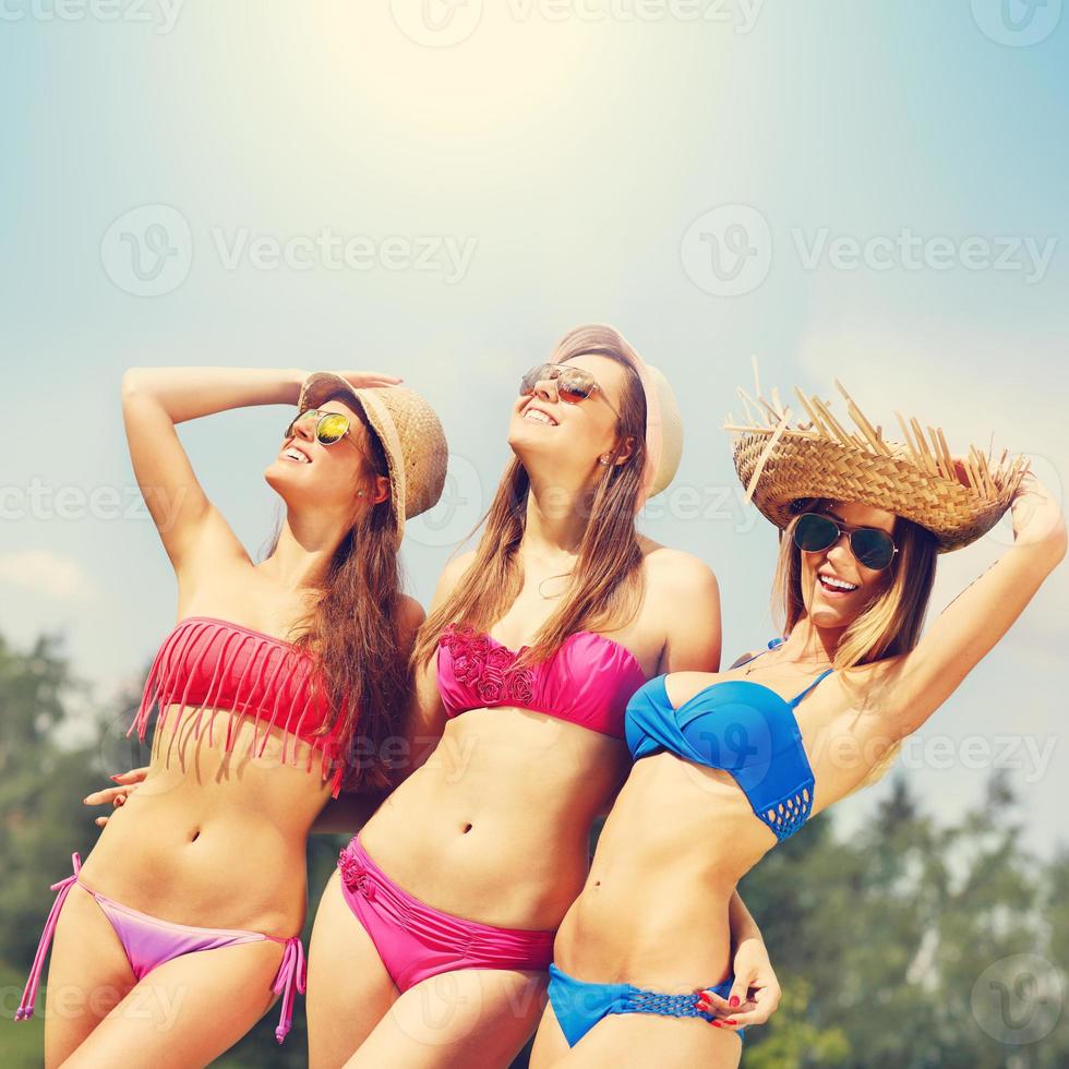 gruppe von frauen im bikin, die spaß im freien haben foto