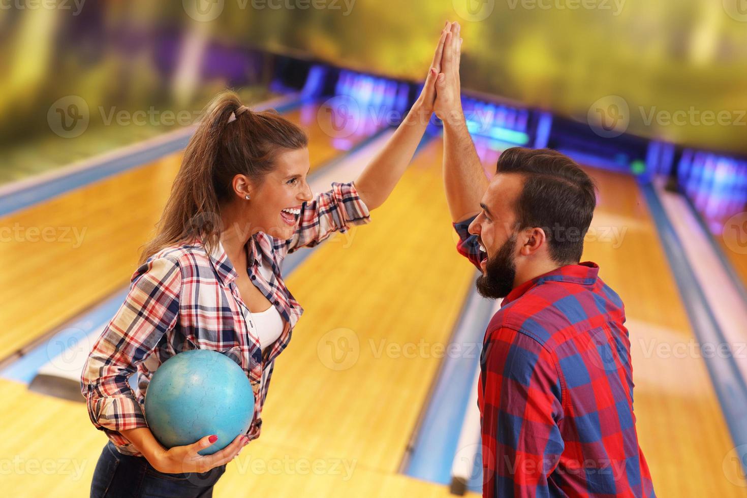 Freunde spielen Bowling foto