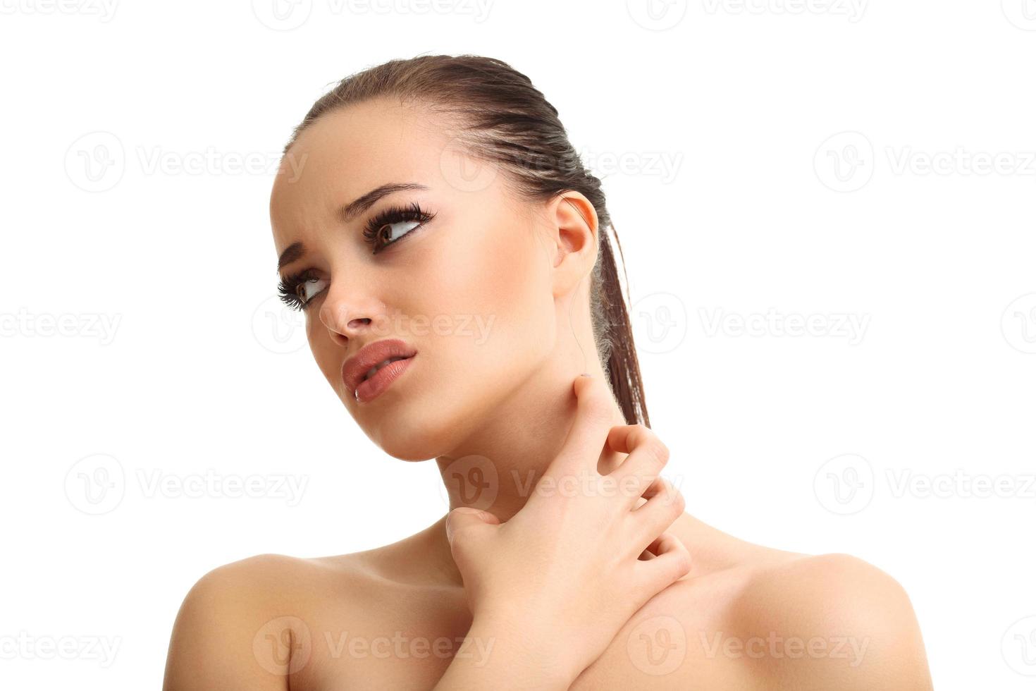 junge Frau mit Halsschmerzen isoliert auf weißem Hintergrund foto