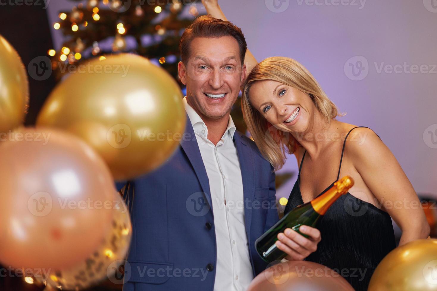 junge nette freunde feiern neujahrsparty foto