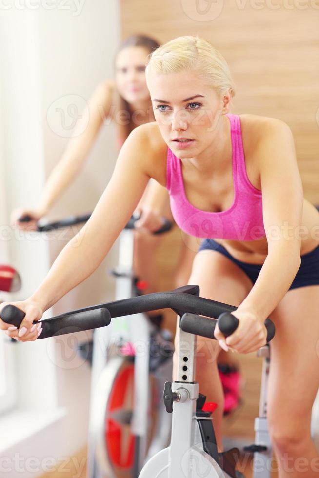 sportliche Frauen beim Spinning-Kurs foto