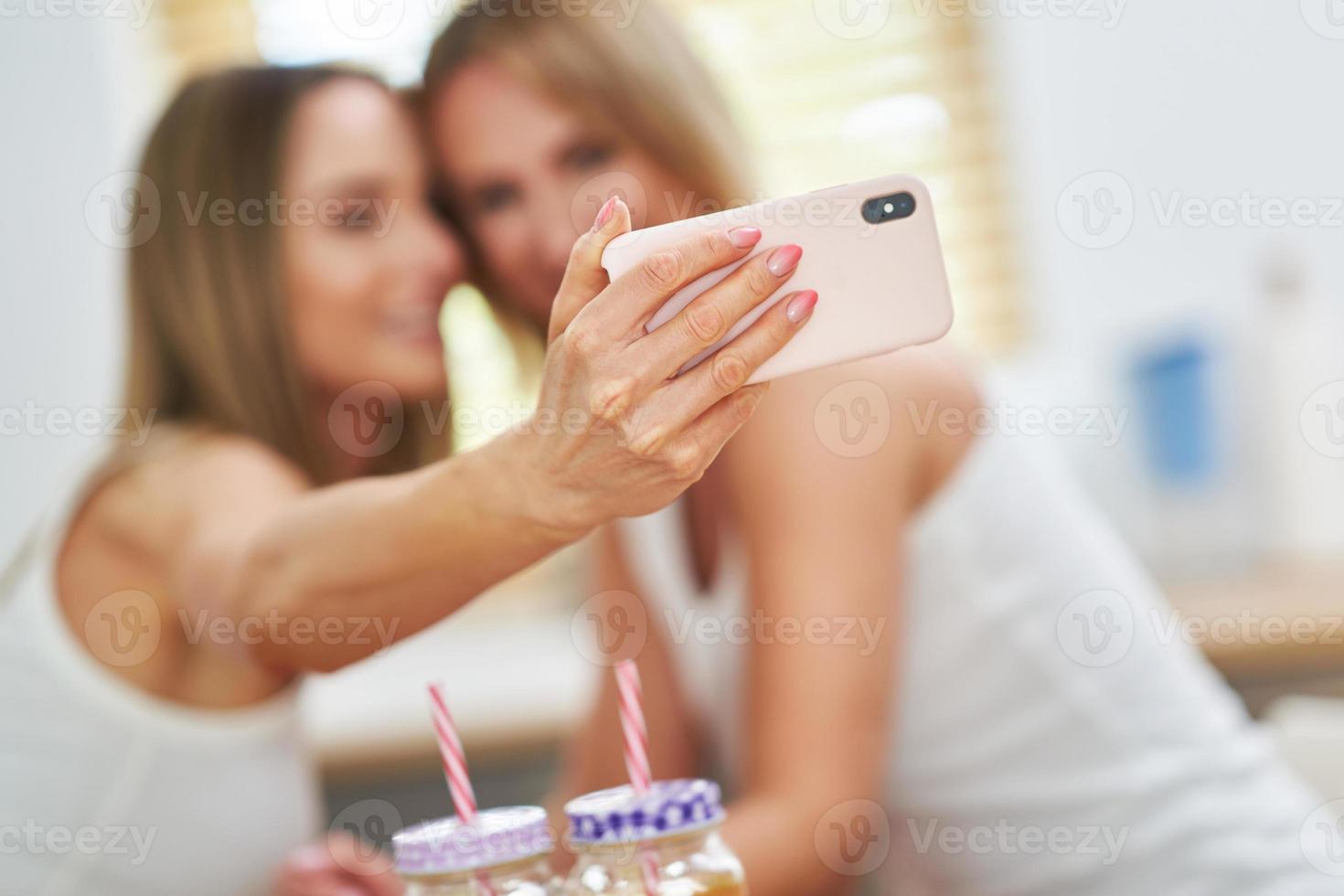 lgbt lesbisches paar liebe momente im küchenglückskonzept foto