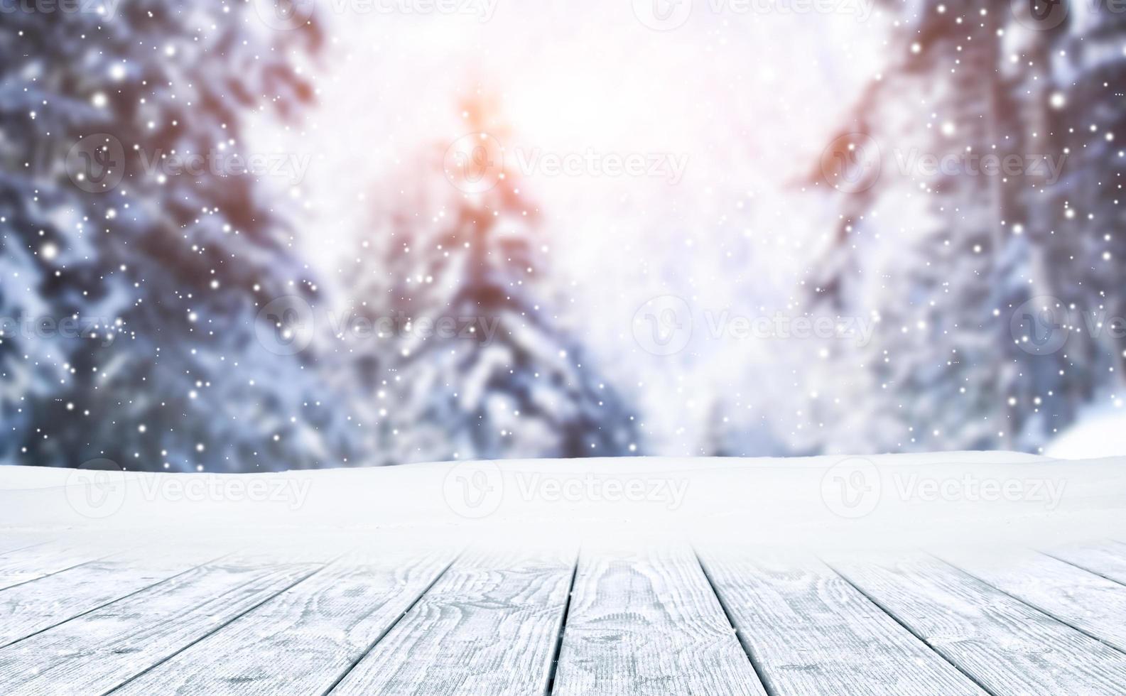 Winterweihnachtsszenischer Hintergrund mit Holztisch und Kopienraum. foto