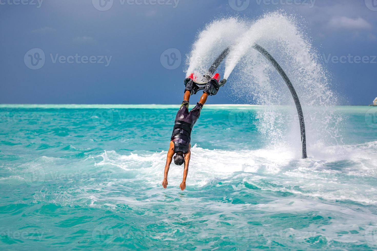 Wasserextremsport, Sommermeer und tropisches Wetter mit aktiven Menschen im Freien, die Wassersport genießen. flyboard, surfen im meer, spaß und sommerliche freizeitbeschäftigung. Flyboarding und Seariding foto