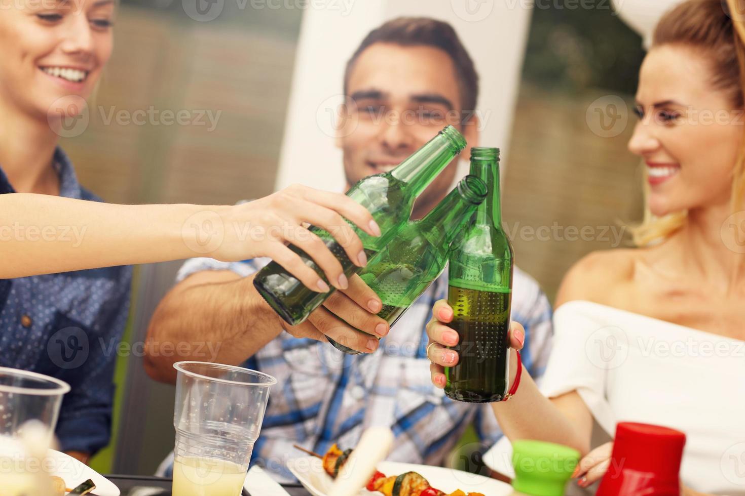 gruppe von freunden mit grillparty foto