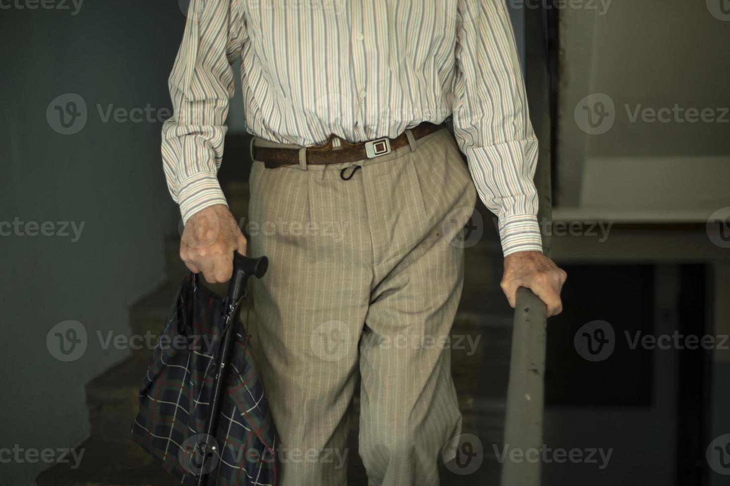 Rentner geht Treppe hinunter. Opa geht die Treppe hinunter. alter mann in russland. foto