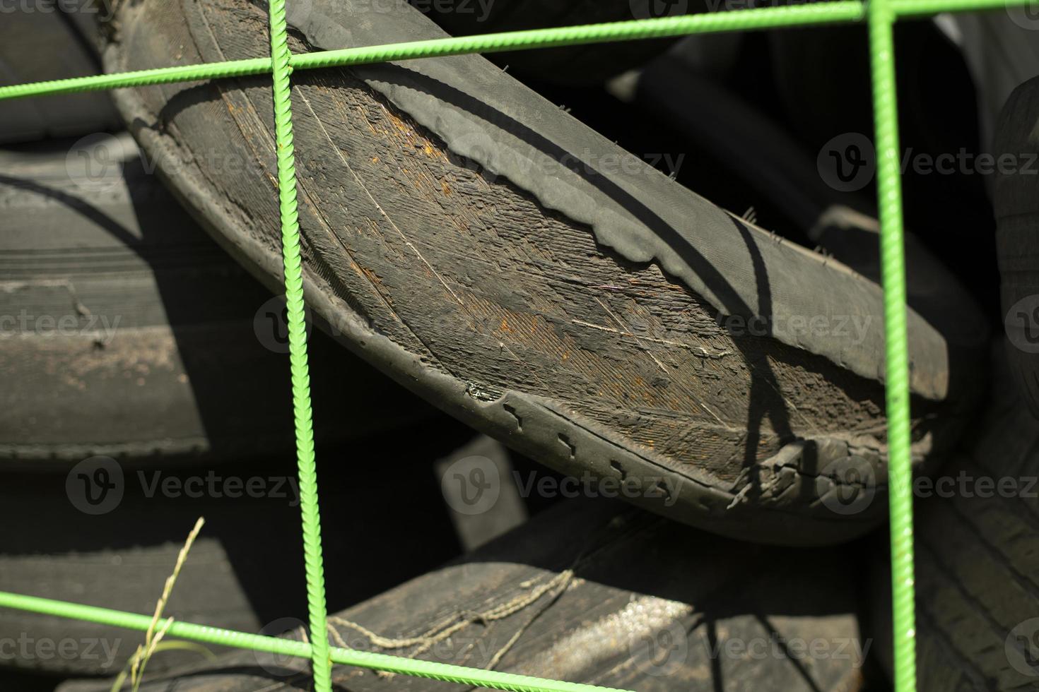 alte Reifen. gebrauchte Räder. weggeworfener Gummi vom Auto. Angaben zur Deponie. foto