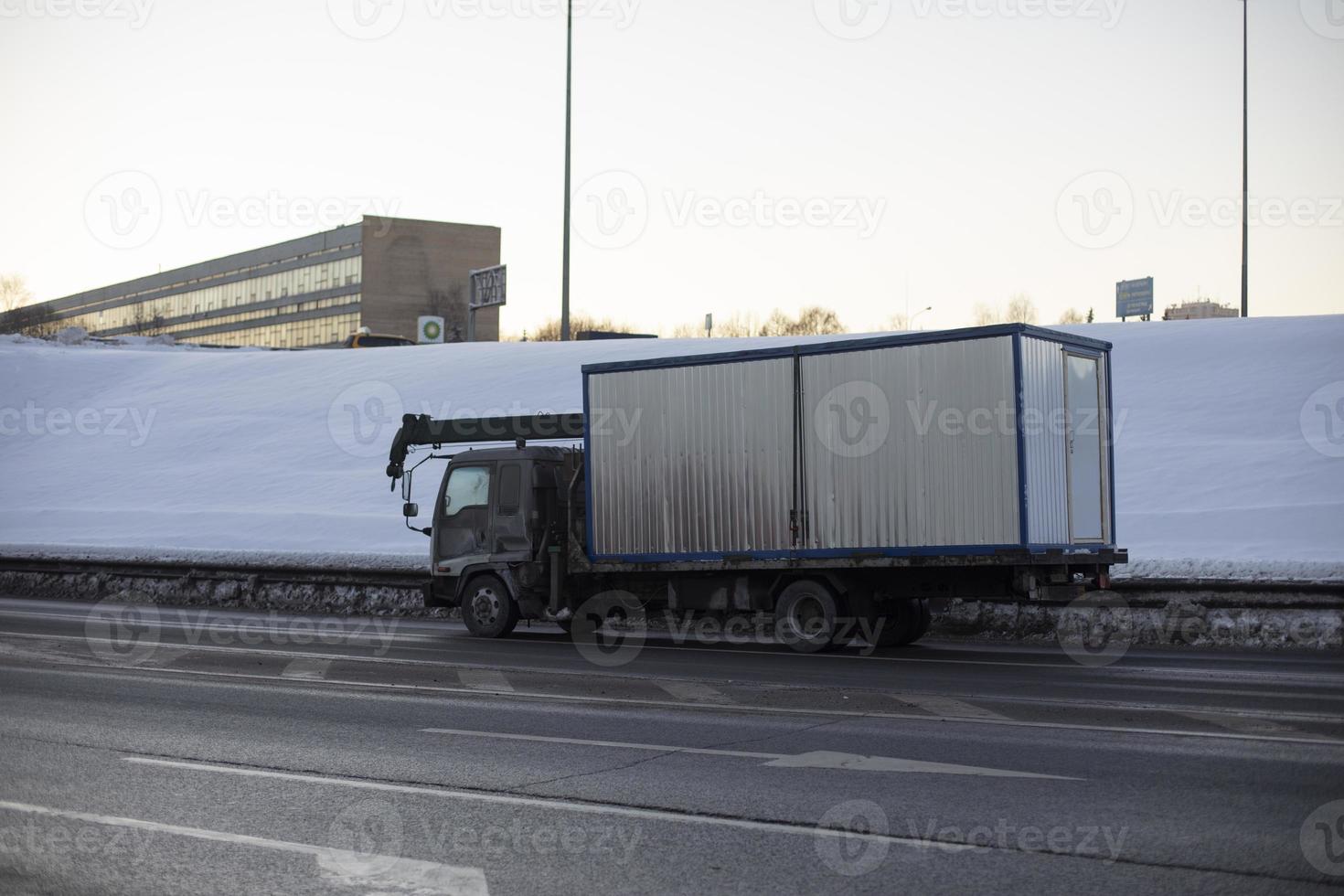 LKW transportiert Container. Transport auf der Straße. foto