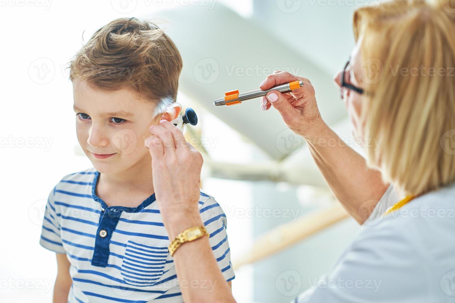 kinderarzt untersucht kleine kinder in der klinik ohrenkontrolle foto