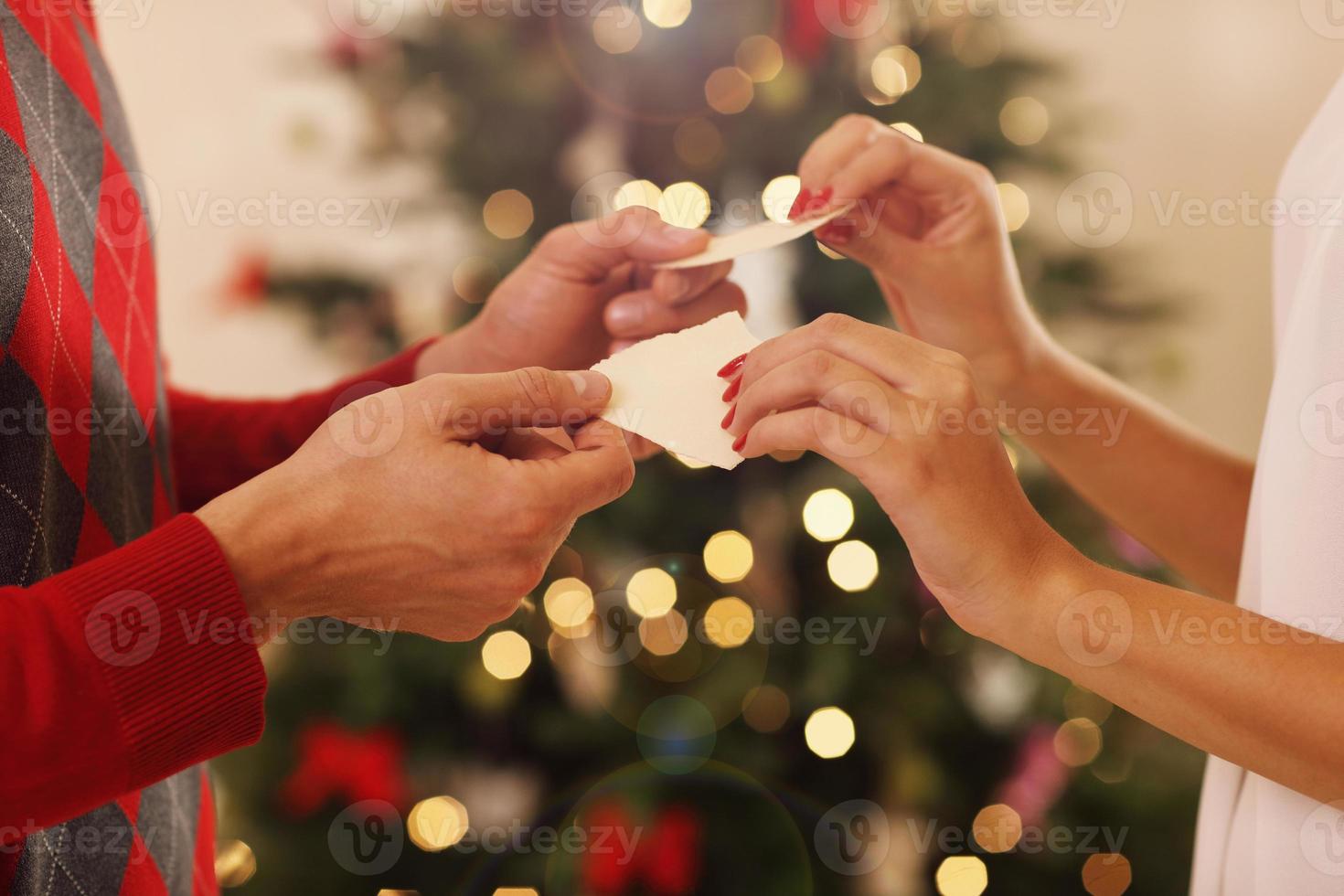 cuple sharing weihnachtswaffeln in polen foto