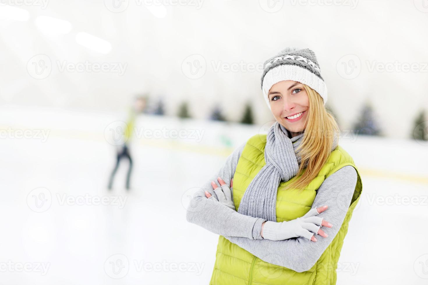 fröhliche Frau auf einer Eisbahn foto