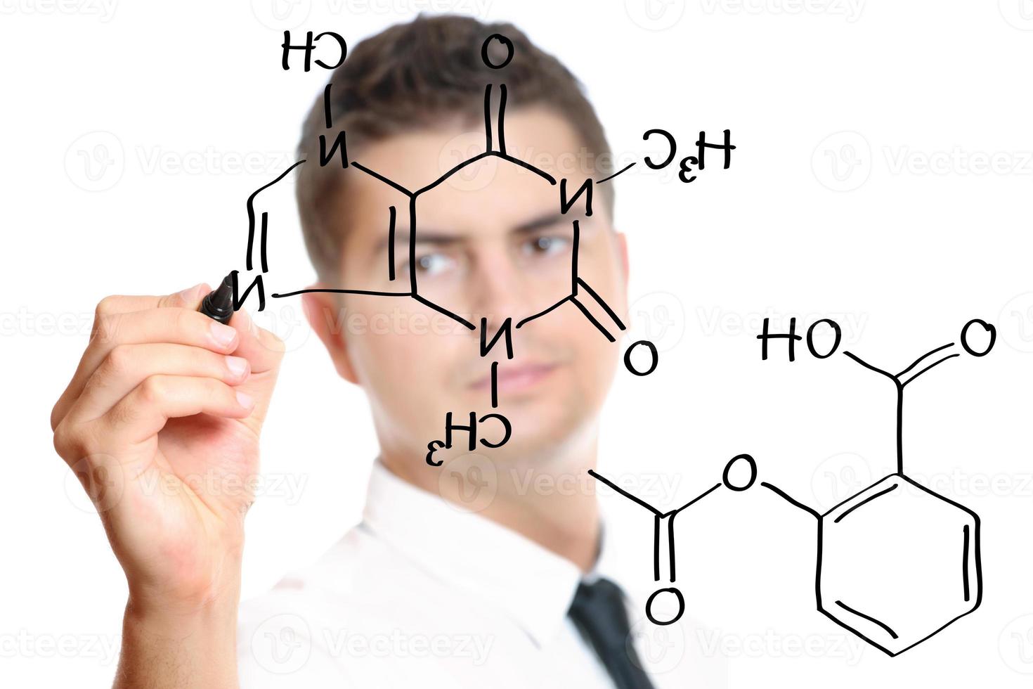 junge lehrerin im chemieunterricht foto