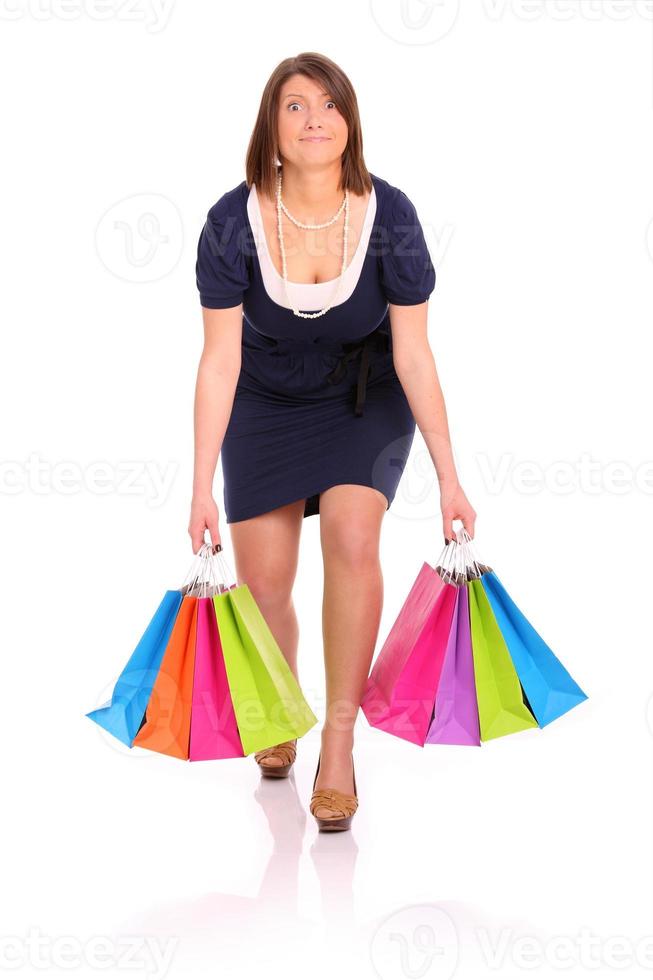 Frau hält Einkaufstaschen foto