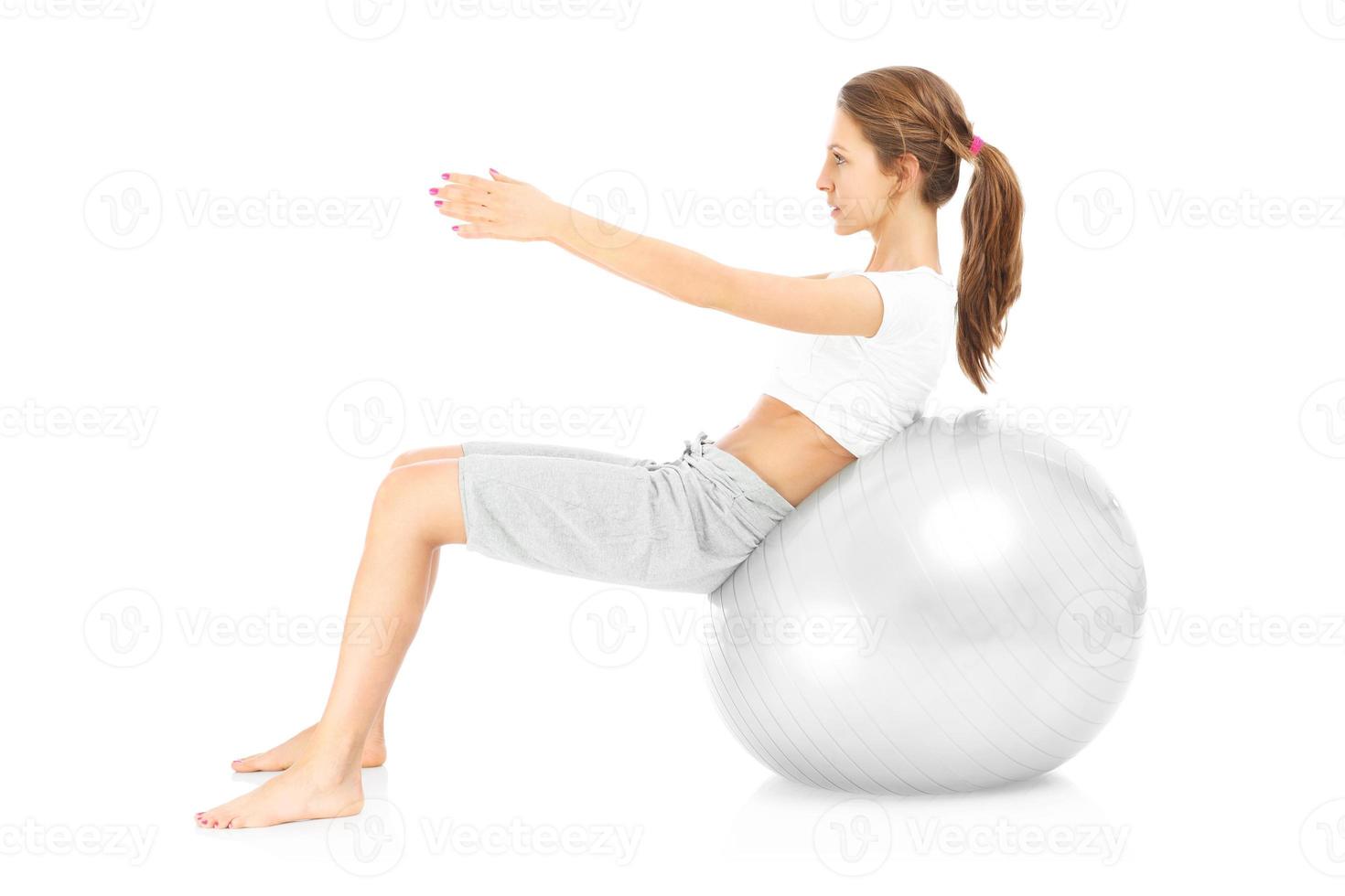 Frauen- und Ball-Sit-ups foto