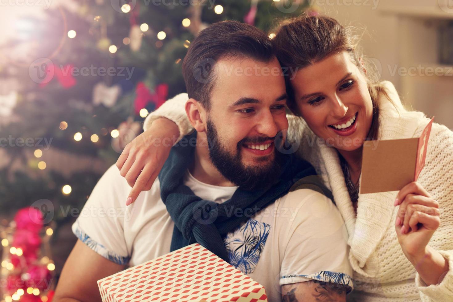 glückliches paar mit weihnachtsgeschenken foto