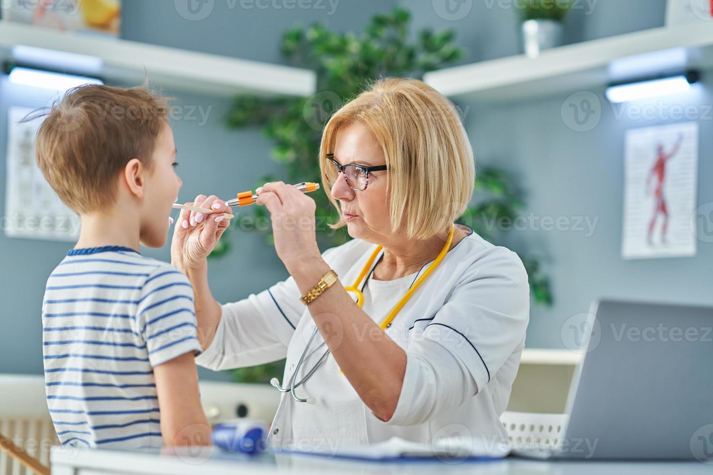 kinderarzt untersucht kleine kinder in der klinik foto