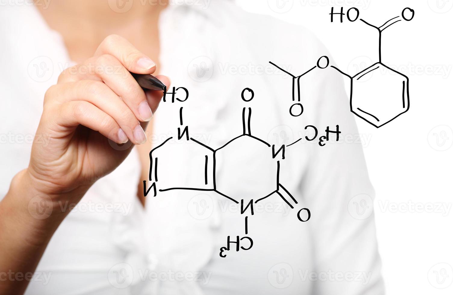 junge lehrerin im chemieunterricht foto