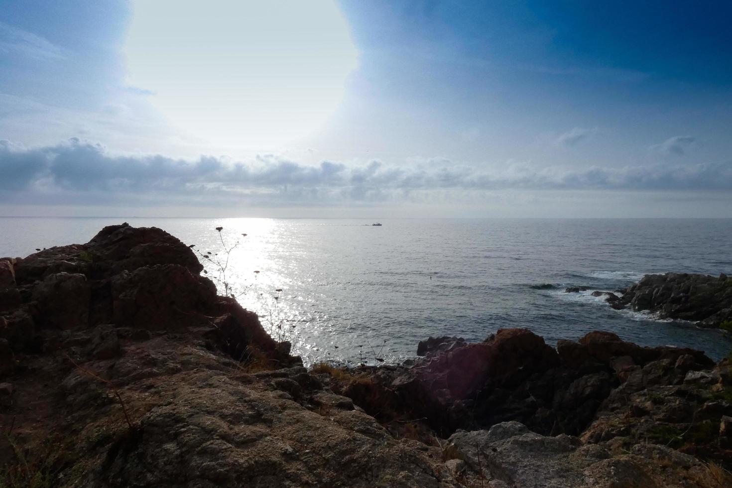 costa brava und küstenweg entlang der zerklüfteten küste von nordkatalonien, spanien foto